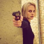 Linda Lapinsh Instagram - Сегодня начинается внутренняя трансформации Оли - отправная точка 2ого сезона- перерождение. К чему это приведёт и кого в итоге мы получим покажет время , а пока, 5 серия в 00:01 на @premier_online Сегодня нас покинут два игрока. 2 смерти. Кто это будет , как считаете ?👣👀 А ещё сегодня вас ждёт приятный сюрприз 🦾. К нам вернётся один из игроков первого сезона 💣. Как вы думаете , кто?🖤А главное, для чего?👁 И напоследок - Третьему сезону быть 🦾👣🖤 P.S на последнем фото мы с Кареном Левоновичем , в очередной раз спорим и что-то друг другу доказываем. Судя, по его напору - я сдаюсь 🖤. А меня так просто не взять, видимо «дело» говорит ✊🏻 #кальмарворует#благородныйармянинпрощает#игранавыживание2#сестрыкемп#актрисахуиса#трясухаризмой#напудрилаусы#мызрянепотели#третьемусезонубыть