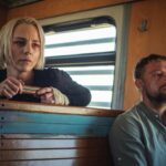 Linda Lapinsh Instagram - Эта моя любимая фотография 2 ого сезона. Весь Узбекистан в двух лицах . Спасибо тебе @verevochkin дорогой моему сердцу Партнёр - за честность, за отдачу без оглядки - мы наблюдаем друг друга с далекой уже Абхазии и невольно становимся свидетелями жизни друг друга. Мы в одиночестве, но всё же вместе прошли через неудачи , точные попадания, сломы , отчаяния, возрождения (ПЕРЕрождение, если угодно) , нам обоим этот проект , эти горы многое дали - что-то очень нужное и важное переключилось внутри , я это точно знаю. Я не без удовольствия , с долей нежности и тепла наблюдаю за этими переменами внутри тебя . Мой дорогой, родной @kargo_film с тобой я творчески парю, это пожалуй , самоё главное моё «спасибо» тебе , ведь летать становится всё тяжелее, эти и без того хрупкие крылья так и норовят сломаться о стену дьявольской косности и невежества ). Благодарю тебя, за ветер в перья 🦾🖤😉. Графиня Пидареску @todoreskyanastasia , дивная моя подруженька, с тобой хоть на край света ). Я не помню ни одного дня , чтобы мы с тобой не ржали в голос - постоянно -беспрерывно. Даже самые галимые моменты мы встречали с улыбкой ). Смехом , мы буквально , убивали усталость , отчаяние , тоску и остальное гадское душнилово))). Я ценю это. Очень. Хихиканье продлевает жизнь , так что +10 лет к моей вечности - твоя заслуга 🖤. Спасибо тебе , за то , что всегда была рядом. Обожаю тебя , Файруза 😁 🖤Как вам 8ая серия , други ? Что думаете на счёт 3ого сезона ? Каким он должен быть ? Только , дайте подробностей ), ответ «он должен быть заеб.тый» не пойдёт 😁. Точнее, пойдёт , но мимо 🤙🏻 P.S предпоследнюю 5ую фотографию в карусели я бы подписала так : «Х.й знает , ребят , чё вам там не понравилось во втором сезоне»🤷‍♀️😁🤙🏻 А последнее видео , это первые дни «Ковида Животворящего» , как прозвал его Карен Левонович. Это тот самый знаменитый «отельный плейбэк»🤙🏻 #напудрилаусы#актрисахуиса#трясухаризмой#лицочеловекапознавшегоистину#игранавыживание2