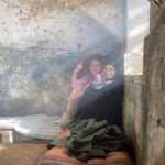 Linda Lapinsh Instagram - Эта моя любимая фотография 2 ого сезона. Весь Узбекистан в двух лицах . Спасибо тебе @verevochkin дорогой моему сердцу Партнёр - за честность, за отдачу без оглядки - мы наблюдаем друг друга с далекой уже Абхазии и невольно становимся свидетелями жизни друг друга. Мы в одиночестве, но всё же вместе прошли через неудачи , точные попадания, сломы , отчаяния, возрождения (ПЕРЕрождение, если угодно) , нам обоим этот проект , эти горы многое дали - что-то очень нужное и важное переключилось внутри , я это точно знаю. Я не без удовольствия , с долей нежности и тепла наблюдаю за этими переменами внутри тебя . Мой дорогой, родной @kargo_film с тобой я творчески парю, это пожалуй , самоё главное моё «спасибо» тебе , ведь летать становится всё тяжелее, эти и без того хрупкие крылья так и норовят сломаться о стену дьявольской косности и невежества ). Благодарю тебя, за ветер в перья 🦾🖤😉. Графиня Пидареску @todoreskyanastasia , дивная моя подруженька, с тобой хоть на край света ). Я не помню ни одного дня , чтобы мы с тобой не ржали в голос - постоянно -беспрерывно. Даже самые галимые моменты мы встречали с улыбкой ). Смехом , мы буквально , убивали усталость , отчаяние , тоску и остальное гадское душнилово))). Я ценю это. Очень. Хихиканье продлевает жизнь , так что +10 лет к моей вечности - твоя заслуга 🖤. Спасибо тебе , за то , что всегда была рядом. Обожаю тебя , Файруза 😁 🖤Как вам 8ая серия , други ? Что думаете на счёт 3ого сезона ? Каким он должен быть ? Только , дайте подробностей ), ответ «он должен быть заеб.тый» не пойдёт 😁. Точнее, пойдёт , но мимо 🤙🏻 P.S предпоследнюю 5ую фотографию в карусели я бы подписала так : «Х.й знает , ребят , чё вам там не понравилось во втором сезоне»🤷‍♀️😁🤙🏻 А последнее видео , это первые дни «Ковида Животворящего» , как прозвал его Карен Левонович. Это тот самый знаменитый «отельный плейбэк»🤙🏻 #напудрилаусы#актрисахуиса#трясухаризмой#лицочеловекапознавшегоистину#игранавыживание2