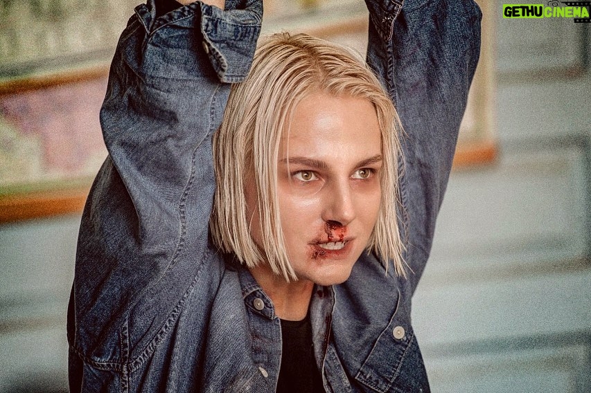 Linda Lapinsh Instagram - Други, осталось 3 серии💣🧨 Начало конца , то есть 6 серию смотрите на @premier_online в 00:01🖤 Сегодня нас покинут 2 игрока. Кто?👁 На одном из интервью рассуждала на тему :«Есть ли оправдание жесткости?». Будет интересно почитать что вы об этом думаете. 🛠На последней фотографии , прекрасный артист Борис Гафуров по просьбе режиссёра даёт мне подзатыльник. Но как мы все знаем, подзатыльники драки в кино ненастоящие ), но Боря решил иначе , и как следует от души , со всей любовью к профессии ,и в частности ко мне, треснул самый истинный и смачный подзатыльник (видимо, чтоб лучше играла). Здесь запечатлён момент именно той, первой трушной затрещины ). Если приглядеться , можно увидеть , как нарушается связь между нервными клетками моего мозга и заметить колебания с частотой , примерно 30 герц, что можно сравнить (как утверждают специалисты) со струнами второй и третьей клавиши фортепиано. Боря , спасибо за музыку в моей голове 🖤. Обожаю ✊🏻🤟🏼 P.S после выхода серии здесь будет история про голубя 🤲🏻 #напудрилаусы#актрисахуиса#трясухаризмой#кальмарворует#игранавыживание2#неёбнешьнесыграет