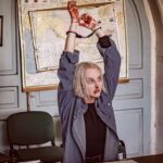 Linda Lapinsh Instagram - Други, осталось 3 серии💣🧨 Начало конца , то есть 6 серию смотрите на @premier_online в 00:01🖤 Сегодня нас покинут 2 игрока. Кто?👁 На одном из интервью рассуждала на тему :«Есть ли оправдание жесткости?». Будет интересно почитать что вы об этом думаете. 🛠На последней фотографии , прекрасный артист Борис Гафуров по просьбе режиссёра даёт мне подзатыльник. Но как мы все знаем, подзатыльники драки в кино ненастоящие ), но Боря решил иначе , и как следует от души , со всей любовью к профессии ,и в частности ко мне, треснул самый истинный и смачный подзатыльник (видимо, чтоб лучше играла). Здесь запечатлён момент именно той, первой трушной затрещины ). Если приглядеться , можно увидеть , как нарушается связь между нервными клетками моего мозга и заметить колебания с частотой , примерно 30 герц, что можно сравнить (как утверждают специалисты) со струнами второй и третьей клавиши фортепиано. Боря , спасибо за музыку в моей голове 🖤. Обожаю ✊🏻🤟🏼 P.S после выхода серии здесь будет история про голубя 🤲🏻 #напудрилаусы#актрисахуиса#трясухаризмой#кальмарворует#игранавыживание2#неёбнешьнесыграет