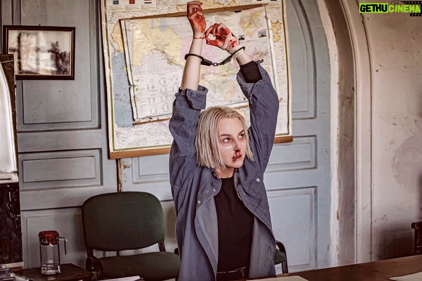 Linda Lapinsh Instagram - Други, осталось 3 серии💣🧨 Начало конца , то есть 6 серию смотрите на @premier_online в 00:01🖤 Сегодня нас покинут 2 игрока. Кто?👁 На одном из интервью рассуждала на тему :«Есть ли оправдание жесткости?». Будет интересно почитать что вы об этом думаете. 🛠На последней фотографии , прекрасный артист Борис Гафуров по просьбе режиссёра даёт мне подзатыльник. Но как мы все знаем, подзатыльники драки в кино ненастоящие ), но Боря решил иначе , и как следует от души , со всей любовью к профессии ,и в частности ко мне, треснул самый истинный и смачный подзатыльник (видимо, чтоб лучше играла). Здесь запечатлён момент именно той, первой трушной затрещины ). Если приглядеться , можно увидеть , как нарушается связь между нервными клетками моего мозга и заметить колебания с частотой , примерно 30 герц, что можно сравнить (как утверждают специалисты) со струнами второй и третьей клавиши фортепиано. Боря , спасибо за музыку в моей голове 🖤. Обожаю ✊🏻🤟🏼 P.S после выхода серии здесь будет история про голубя 🤲🏻 #напудрилаусы#актрисахуиса#трясухаризмой#кальмарворует#игранавыживание2#неёбнешьнесыграет