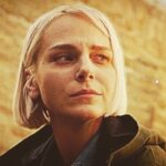 Linda Lapinsh Instagram - Короче, чуваки, я поняла , что спойлеры везде и от них никуда не деться 🤙🏻. Поэтому, никакого изощренного шифрования 🤌🏼. Обсуждаем всё здесь и сейчас 🦾 Уже через 2 часа на @premier_online выйдет новая третья серия . Оставлю вам здесь небольшой кусочек и пару тройку спойлерных кадров 💣, дабы вам хватило сил дотерпеть до 00:01 🖤 Читаю я вас и думаю , то ли мне повезло с подписчиками , то ли «большой брат» кинематографа , действительно, недооценивает зрителя ). Очень вы внимательные , умные и тонкие наблюдатели, а уж ваши теории , это запределье 🖤🦾🤙🏻. А я люблю всё «запредельное»), поэтому, конечно же , я продолжу эти «беседы»🖤. Погнали : - Интересно , что никто так и не написал про одну деталь у Оли , которая на первый взгляд довольно незначительна , но именно с неё и начался путь Оли в этой «игре». Как вы думаете , что это за деталь ? И что она может значить ? - Верите ли вы , что Верник настоящая жертва? - Что связывает Верника и Олю? Почему именно её он позвал с собой снимать видео , и именно ей предложил вместе бежать ? - Какую цель преследуют организаторы? - И какой человек , на ваш взгляд должен выиграть эту «игру»? Опишите его - идеального победителя . #актрисахуиса#напудрилаусы#трясухаризмой#игранавыживание2#кальмарворует#напотелинасезон