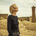 Linda Lapinsh Instagram - Сегодня начинается внутренняя трансформации Оли - отправная точка 2ого сезона- перерождение. К чему это приведёт и кого в итоге мы получим покажет время , а пока, 5 серия в 00:01 на @premier_online Сегодня нас покинут два игрока. 2 смерти. Кто это будет , как считаете ?👣👀 А ещё сегодня вас ждёт приятный сюрприз 🦾. К нам вернётся один из игроков первого сезона 💣. Как вы думаете , кто?🖤А главное, для чего?👁 И напоследок - Третьему сезону быть 🦾👣🖤 P.S на последнем фото мы с Кареном Левоновичем , в очередной раз спорим и что-то друг другу доказываем. Судя, по его напору - я сдаюсь 🖤. А меня так просто не взять, видимо «дело» говорит ✊🏻 #кальмарворует#благородныйармянинпрощает#игранавыживание2#сестрыкемп#актрисахуиса#трясухаризмой#напудрилаусы#мызрянепотели#третьемусезонубыть