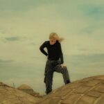Linda Lapinsh Instagram - Сегодня начинается внутренняя трансформации Оли - отправная точка 2ого сезона- перерождение. К чему это приведёт и кого в итоге мы получим покажет время , а пока, 5 серия в 00:01 на @premier_online Сегодня нас покинут два игрока. 2 смерти. Кто это будет , как считаете ?👣👀 А ещё сегодня вас ждёт приятный сюрприз 🦾. К нам вернётся один из игроков первого сезона 💣. Как вы думаете , кто?🖤А главное, для чего?👁 И напоследок - Третьему сезону быть 🦾👣🖤 P.S на последнем фото мы с Кареном Левоновичем , в очередной раз спорим и что-то друг другу доказываем. Судя, по его напору - я сдаюсь 🖤. А меня так просто не взять, видимо «дело» говорит ✊🏻 #кальмарворует#благородныйармянинпрощает#игранавыживание2#сестрыкемп#актрисахуиса#трясухаризмой#напудрилаусы#мызрянепотели#третьемусезонубыть
