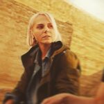 Linda Lapinsh Instagram - Короче, чуваки, я поняла , что спойлеры везде и от них никуда не деться 🤙🏻. Поэтому, никакого изощренного шифрования 🤌🏼. Обсуждаем всё здесь и сейчас 🦾 Уже через 2 часа на @premier_online выйдет новая третья серия . Оставлю вам здесь небольшой кусочек и пару тройку спойлерных кадров 💣, дабы вам хватило сил дотерпеть до 00:01 🖤 Читаю я вас и думаю , то ли мне повезло с подписчиками , то ли «большой брат» кинематографа , действительно, недооценивает зрителя ). Очень вы внимательные , умные и тонкие наблюдатели, а уж ваши теории , это запределье 🖤🦾🤙🏻. А я люблю всё «запредельное»), поэтому, конечно же , я продолжу эти «беседы»🖤. Погнали : - Интересно , что никто так и не написал про одну деталь у Оли , которая на первый взгляд довольно незначительна , но именно с неё и начался путь Оли в этой «игре». Как вы думаете , что это за деталь ? И что она может значить ? - Верите ли вы , что Верник настоящая жертва? - Что связывает Верника и Олю? Почему именно её он позвал с собой снимать видео , и именно ей предложил вместе бежать ? - Какую цель преследуют организаторы? - И какой человек , на ваш взгляд должен выиграть эту «игру»? Опишите его - идеального победителя . #актрисахуиса#напудрилаусы#трясухаризмой#игранавыживание2#кальмарворует#напотелинасезон