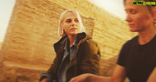 Linda Lapinsh Instagram - Короче, чуваки, я поняла , что спойлеры везде и от них никуда не деться 🤙🏻. Поэтому, никакого изощренного шифрования 🤌🏼. Обсуждаем всё здесь и сейчас 🦾 Уже через 2 часа на @premier_online выйдет новая третья серия . Оставлю вам здесь небольшой кусочек и пару тройку спойлерных кадров 💣, дабы вам хватило сил дотерпеть до 00:01 🖤 Читаю я вас и думаю , то ли мне повезло с подписчиками , то ли «большой брат» кинематографа , действительно, недооценивает зрителя ). Очень вы внимательные , умные и тонкие наблюдатели, а уж ваши теории , это запределье 🖤🦾🤙🏻. А я люблю всё «запредельное»), поэтому, конечно же , я продолжу эти «беседы»🖤. Погнали : - Интересно , что никто так и не написал про одну деталь у Оли , которая на первый взгляд довольно незначительна , но именно с неё и начался путь Оли в этой «игре». Как вы думаете , что это за деталь ? И что она может значить ? - Верите ли вы , что Верник настоящая жертва? - Что связывает Верника и Олю? Почему именно её он позвал с собой снимать видео , и именно ей предложил вместе бежать ? - Какую цель преследуют организаторы? - И какой человек , на ваш взгляд должен выиграть эту «игру»? Опишите его - идеального победителя . #актрисахуиса#напудрилаусы#трясухаризмой#игранавыживание2#кальмарворует#напотелинасезон