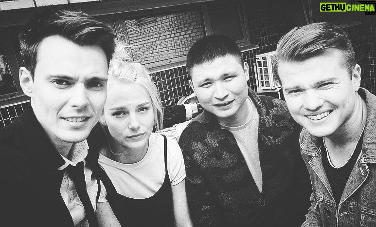 Linda Lapinsh Instagram - Сериал «Стажёры»👮🏼‍♀️👮🏼‍♀️👮🏽‍♂️👮🏼. Проект , который подарил мне ощущение братства. Мои любимые , родные , @dimka_smirnov @azamat_nigmanov @p.a.z.y.c.h спасибо вам за дружбу, за великолепное партнёрство , за бесконечное веселье , за то, что рядом с вами я смогла вернуться в детство , за ощущение того, что всё только начинается! Я восхищаюсь вашим актёрским бесстрашием, вы настоящие таланты! Я горжусь тем, что имела возможность работать и быть с вами ! Я вас крепко обнимаю. Этот проект мы снимали в 2018 году. Он должен был увидеть свет на Нтв , но по неведомым мне причинам , его решили показать на Казахстанском телевидении 🤷‍♀️. Что в общем -то круто, но мы рассчитывали что его сможет посмотреть и российский зритель 🖤. Не смотря , на эти и другие «но», для меня он настолько значим с человеческой точки зрения , что я пожалуй , не хочу заценивать его не с каких других позиций . А вот вы сможете сделать это без труда , все 24 серии есть в интернете 🤌🏼👌🏻 #линдалапиньш#актрисахуиса#напудрилаусы#трясухаризмой#стажеры#фирменноехамствосмирнова#безукоризненныешутейкихохла#басурманскийдраматизм#клоунынараздаче#проклятиевеселыхпроектов#омерзительнаячетверка#шаман#задрот#дерзкий#недофеминистка