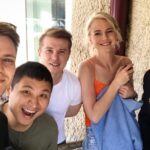Linda Lapinsh Instagram - Сериал «Стажёры»👮🏼‍♀️👮🏼‍♀️👮🏽‍♂️👮🏼. Проект , который подарил мне ощущение братства. Мои любимые , родные , @dimka_smirnov @azamat_nigmanov @p.a.z.y.c.h спасибо вам за дружбу, за великолепное партнёрство , за бесконечное веселье , за то, что рядом с вами я смогла вернуться в детство , за ощущение того, что всё только начинается! Я восхищаюсь вашим актёрским бесстрашием, вы настоящие таланты! Я горжусь тем, что имела возможность работать и быть с вами ! Я вас крепко обнимаю. Этот проект мы снимали в 2018 году. Он должен был увидеть свет на Нтв , но по неведомым мне причинам , его решили показать на Казахстанском телевидении 🤷‍♀️. Что в общем -то круто, но мы рассчитывали что его сможет посмотреть и российский зритель 🖤. Не смотря , на эти и другие «но», для меня он настолько значим с человеческой точки зрения , что я пожалуй , не хочу заценивать его не с каких других позиций . А вот вы сможете сделать это без труда , все 24 серии есть в интернете 🤌🏼👌🏻 #линдалапиньш#актрисахуиса#напудрилаусы#трясухаризмой#стажеры#фирменноехамствосмирнова#безукоризненныешутейкихохла#басурманскийдраматизм#клоунынараздаче#проклятиевеселыхпроектов#омерзительнаячетверка#шаман#задрот#дерзкий#недофеминистка