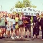Linda Lapinsh Instagram - Сериал «Стажёры»👮🏼‍♀️👮🏼‍♀️👮🏽‍♂️👮🏼. Проект , который подарил мне ощущение братства. Мои любимые , родные , @dimka_smirnov @azamat_nigmanov @p.a.z.y.c.h спасибо вам за дружбу, за великолепное партнёрство , за бесконечное веселье , за то, что рядом с вами я смогла вернуться в детство , за ощущение того, что всё только начинается! Я восхищаюсь вашим актёрским бесстрашием, вы настоящие таланты! Я горжусь тем, что имела возможность работать и быть с вами ! Я вас крепко обнимаю. Этот проект мы снимали в 2018 году. Он должен был увидеть свет на Нтв , но по неведомым мне причинам , его решили показать на Казахстанском телевидении 🤷‍♀️. Что в общем -то круто, но мы рассчитывали что его сможет посмотреть и российский зритель 🖤. Не смотря , на эти и другие «но», для меня он настолько значим с человеческой точки зрения , что я пожалуй , не хочу заценивать его не с каких других позиций . А вот вы сможете сделать это без труда , все 24 серии есть в интернете 🤌🏼👌🏻 #линдалапиньш#актрисахуиса#напудрилаусы#трясухаризмой#стажеры#фирменноехамствосмирнова#безукоризненныешутейкихохла#басурманскийдраматизм#клоунынараздаче#проклятиевеселыхпроектов#омерзительнаячетверка#шаман#задрот#дерзкий#недофеминистка