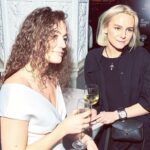 Linda Lapinsh Instagram - Вчера отгуляли премьеру долгожданного «Мастера»🤟🏼 @artpictures.ru , посмотрев первую серию 👏🏻. Досматривать будем вместе с вами , начиная с ‼️18 февраля на @premier_online ‼️ Факты: 🔺Сценарий писали 5 лет 🔺Съёмки шли 9 месяцев 🔺Локации - 4 города - Набережные Челны, Казань, Астрахань , Москва 🚛🚚🚛🚚🚛 🔺В 2021 году команда КАМАЗ Мастер 18й раз стала победителем одной из самых престижных и масштабных в мире гонок - ралли Дакар, поэтому и премьера 18 числа☝🏼. Причём, в этом 2021 году ребята заняли весь пьедестал 🦾🦾🦾. МОЩЬ🤌🏼 🔺Моя героиня единственный полностью выдуманный персонаж ! Никогда в истории автоспорта в категории Грузовиков - не было женщин! Девчата , пора начинать 💪🏻 🔺Обязаны посмотреть все 👈🏻👉🏼! Потому что , ВДУМАЙТЕСЬ 18!!!!! раз быть ЛУЧШИМИ В МИРЕ! Это история ЛЕГЕНДАРНОЙ команды 👊🏻 #камазмастер#сериалмастер#PREMIER#ArtPictures#актёркалапиньш#линдалапиньш#дакар2021 Иллюзион