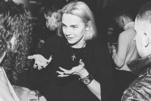Linda Lapinsh Instagram - Вчера отгуляли премьеру долгожданного «Мастера»🤟🏼 @artpictures.ru , посмотрев первую серию 👏🏻. Досматривать будем вместе с вами , начиная с ‼️18 февраля на @premier_online ‼️

Факты:
🔺Сценарий писали 5 лет
🔺Съёмки шли 9 месяцев 
🔺Локации - 4 города - Набережные Челны, Казань, Астрахань , Москва 🚛🚚🚛🚚🚛
🔺В 2021 году команда КАМАЗ Мастер 18й раз стала победителем одной из самых престижных и масштабных в мире гонок - ралли  Дакар, поэтому и премьера 18 числа☝🏼. Причём, в этом 2021 году ребята заняли весь пьедестал 🦾🦾🦾. МОЩЬ🤌🏼
🔺Моя героиня единственный полностью выдуманный персонаж ! Никогда в истории автоспорта в категории Грузовиков - не было женщин! Девчата , пора начинать 💪🏻
🔺Обязаны посмотреть все 👈🏻👉🏼! Потому что , ВДУМАЙТЕСЬ 18!!!!! раз быть ЛУЧШИМИ В МИРЕ! Это история  ЛЕГЕНДАРНОЙ команды 👊🏻

#камазмастер#сериалмастер#PREMIER#ArtPictures#актёркалапиньш#линдалапиньш#дакар2021