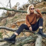 Linda Lapinsh Instagram - Я, категорически , поздравляю вас с Наступившим Новым Годом ☄️🔥🌟! Желаю вам в этом году , как в последующих, приближаться к победе над собой ✊🏻 Ну, а сейчас ответы из категории «Прозаичные вопросы». Часть 2 📌Любимых книг много, их все не перечесть . Поэтому назову рандомно несколько , которые на данный момент пришли в голову. Айн Рэнд «Источник», Чарльз Буковски (почти всё), Ярослав Гашек «Похождения бравого солдата Швейка», Ремарк «Триумфальная арка». 📌Музыка. Не представляю своей жизни без неё. Я в наушниках всегда, это не преувеличение - всегда. Даже не буду пытаться перечислять всё, от чего душу в хлам разносит . Но скрипка , рок и дикая рэпчина , это навсегда 🤟🏼🖤 📌Любимый фильм. Из тоже несказанно много. Напишу ничтожно малую долю из них. «Магнолия» Пола Томаса Андерсона , «Крупная рыба» Тима Бёртона, «Гибель Богов», «Смерть в Венеции» Лукино Висконти, «Сомнение» , «Любовь» Михаэля Ханеке. Наверное, проще назвать нескольких режиссёров , чьи работы меня восхищают Педро Альмодовар, Ларс Фон Триер Стенли Кубрик , Мартин МакДонах,Бернардо Бертолуччи. 📌С кем из актёров хотела бы сыграть. Ни с кем. Нет у меня подобных потребностей. Я, просто, хочу работать с талантливыми людьми , любящими свою профессию . 📌Кто мой кумир. Никто. Таких не было никогда. Меня восхищает ТАЛАНТ и СМЕЛОСТЬ(чаще, в умении рисковать). В любой сфере деятельности. 📌Если бы у меня остался один день , что я бы делала . Ничего особенного , кутила бы с моими близкими что есть мОчи🤟🏼. И , может быть , сказала бы то доброе , что не успела сказать тем, кому хотела . Хотя, думаю , им было бы не до меня 🤌🏼🖤🍷🍷🍷. 📌Охарактеризовать себя в двух словах. Мне хватит одного - Парадокс . 📌Как я воспринимаю критику в свой адрес. Если это не касается моей работы , то меня это никак не задевает , в основном,вообще, пролетает мимо моих ушей🗣🖕🏼. Если речь идёт о моей работе , то стараюсь разграничивать конструктивные замечания от «бла бла бла, а Я считаю ...». У меня в принципе, есть крайне ограниченное количество людей , мнение которых мне интересно. #плюньтевспинуоптимизмом#гдебылатамигде#возьмибыказаяйца#треснисчастьемближнего#мнениедушныхлюдейзаразилоськовидомиумерло