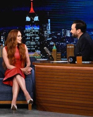 Lindsay Lohan Instagram - Back with my old friend! Always the best time with @jimmyfallon on @fallontonight 🥰

📸: Todd Owyoung/NBC