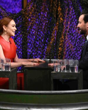 Lindsay Lohan Instagram - Back with my old friend! Always the best time with @jimmyfallon on @fallontonight 🥰

📸: Todd Owyoung/NBC