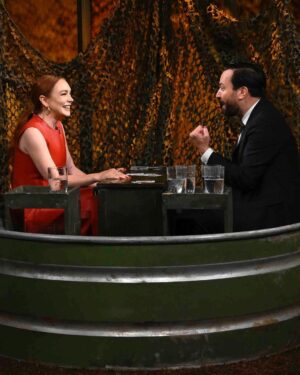 Lindsay Lohan Instagram - Back with my old friend! Always the best time with @jimmyfallon on @fallontonight 🥰

📸: Todd Owyoung/NBC