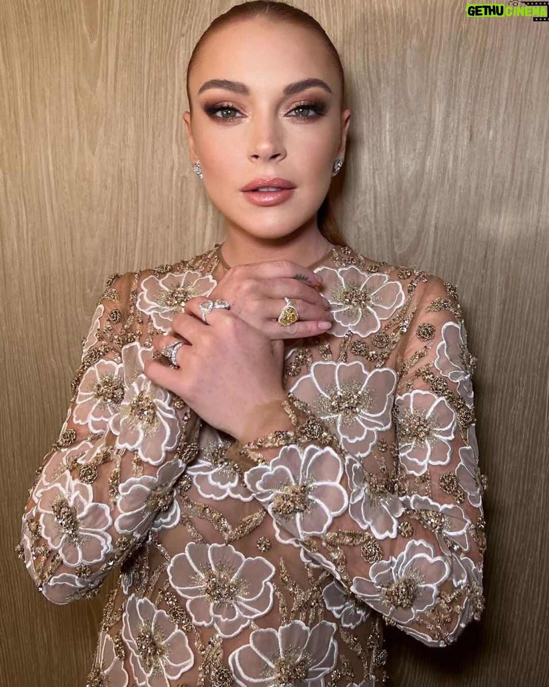 Lindsay Lohan Instagram - This is what #FallingForChristmas looks like 💎 ❤️🌲🎉 NYC