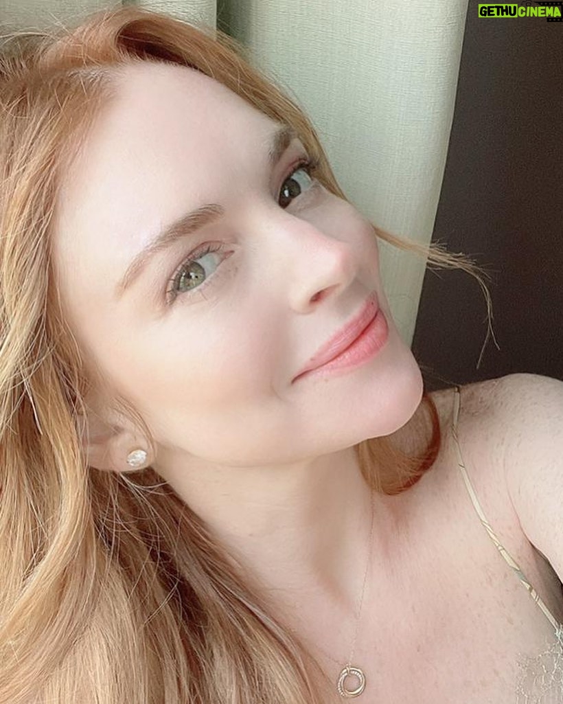 Lindsay Lohan Instagram - Keeping my skin clean and fresh is so important to me and knowing what suits my skin is fun! 😇 I love getting cleansing facials at @luciaclinic to keep my skin healthy and glowing 🤍🙂 On a daily basis, I start my day with moisturizer: @aveneusa and because I have such fair skin I always use spf: @isdin then I conceal with @narsissist and add some @benefitcosmetics color balm for pinkish lips 👄 and @westmanatelier bronze and highlight 🤩 Lastly, I use @givenchybeauty phenomen’eyes mascara and I’m ready for the day 😘 At the end of the day I cleanse with @proactiv and @arconalosangeles face wipes and apply some @isdin k-ox eye cream and moisturize again 🥰 Dubai,UAE
