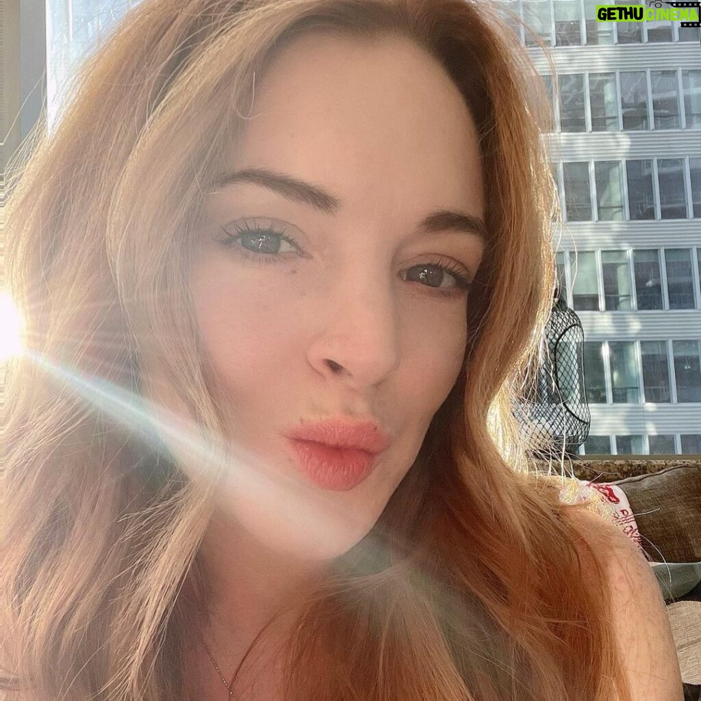 Lindsay Lohan Instagram - Happy Thursday. Hope everyone is staying happy and healthy 😘