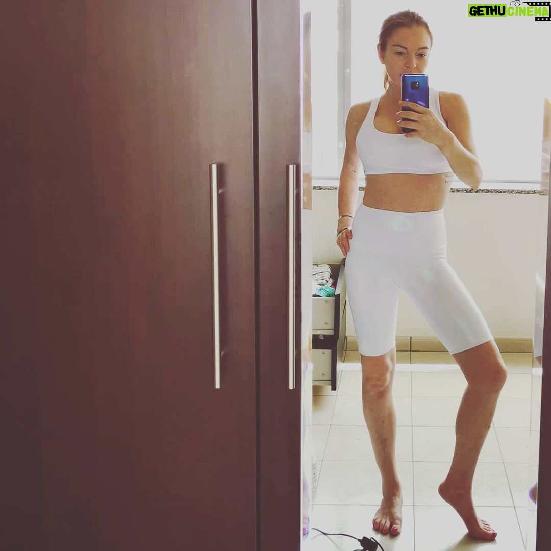 Lindsay Lohan Instagram - Starting the day with yoga 🌞