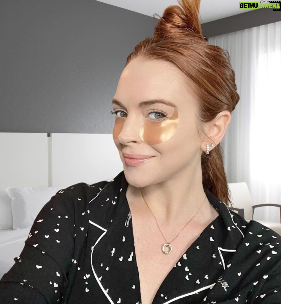 Lindsay Lohan Instagram - Less eye baggage for me this trip thanks to @peterthomasrothofficial 😉 #PTRPartner