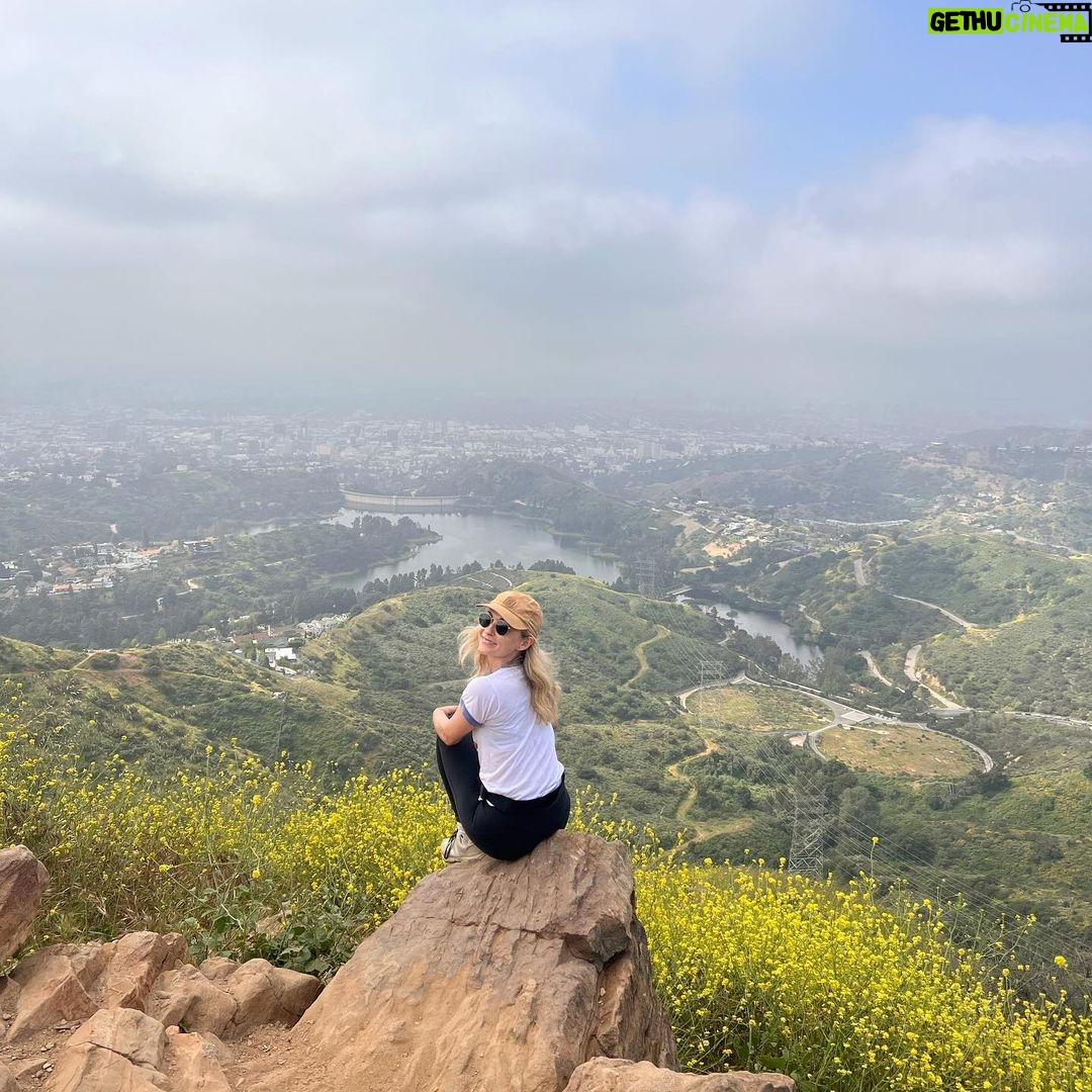 Lindsey Gort Instagram - thank you for the birthday wishes 🎉i’m vowing to spend this next year doing only the most fun, ridiculous, adventurous, delicious, scary things. i feel on top of the world ❤️