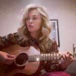 Lindsey Gort Instagram - 2020. all my resolutions went out the door (ok, i DID learn guitar). little did we know, the only thing we *needed* to do in 2020 was stay healthy, and survive. that’s all you *need* to do in 2021. stay healthy. survive. protect loved ones. exist with love. there is a light at the end of this scary tunnel, but please don’t forget what it will take to get there. we can all do this. wear your mask. stay socially distant. wash your frickin hands. can’t wait to see where we are one year from now ❤️ *also wanted to play and record this nice little homage to When Harry Met Sally and of course it had a 2020 ending. fucking falling phone. 🤦🏼‍♀️☠️ #happynewyear2021
