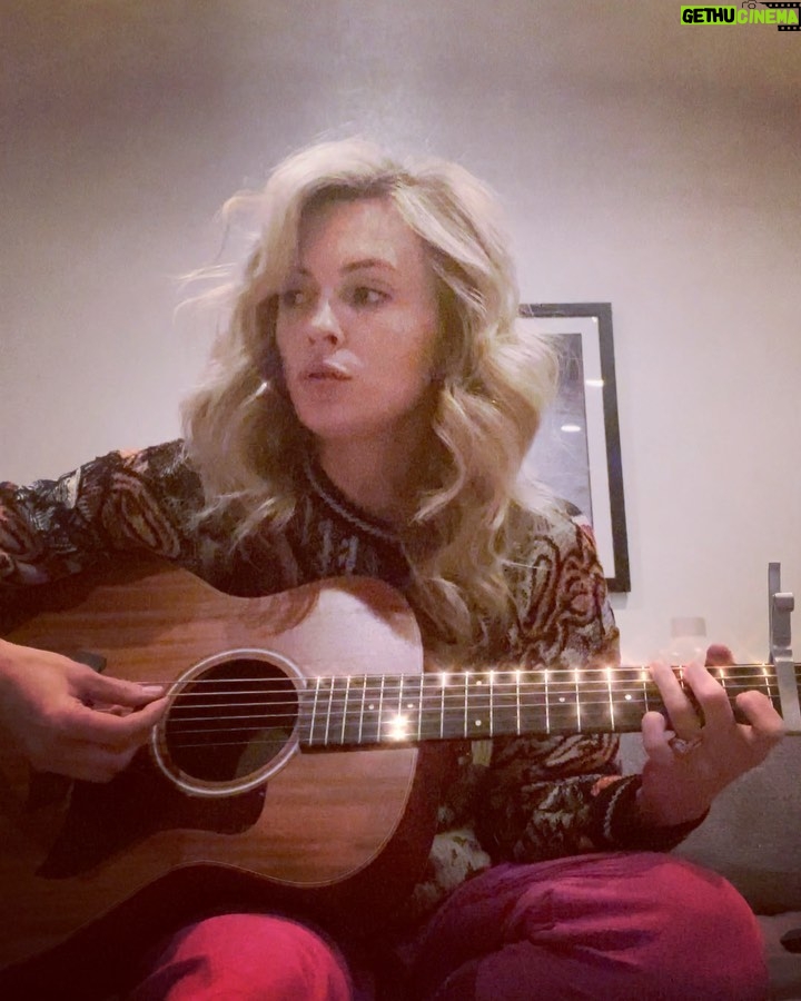 Lindsey Gort Instagram - 2020. all my resolutions went out the door (ok, i DID learn guitar). little did we know, the only thing we *needed* to do in 2020 was stay healthy, and survive. that’s all you *need* to do in 2021. stay healthy. survive. protect loved ones. exist with love. there is a light at the end of this scary tunnel, but please don’t forget what it will take to get there. we can all do this. wear your mask. stay socially distant. wash your frickin hands. can’t wait to see where we are one year from now ❤️ *also wanted to play and record this nice little homage to When Harry Met Sally and of course it had a 2020 ending. fucking falling phone. 🤦🏼‍♀️☠️ #happynewyear2021