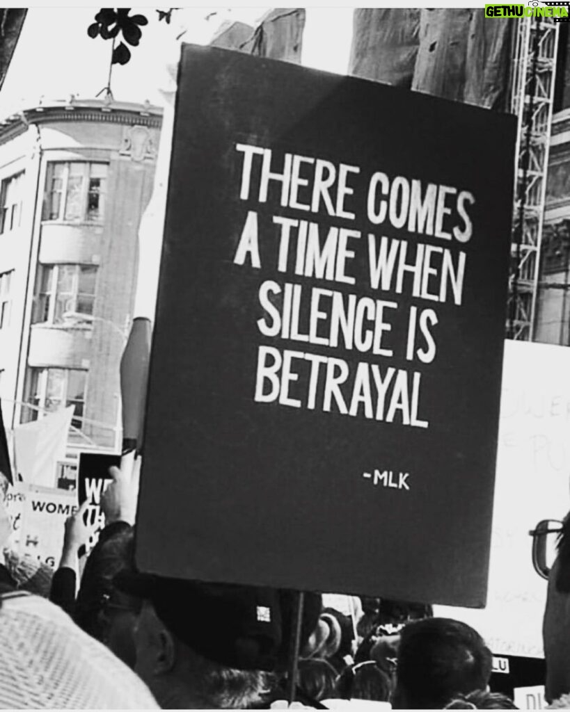 Lindsey Gort Instagram - i stand, and kneel, with my friends of color. i am here. i want to help. use me. i love you. ✊🏻✊🏼✊🏽✊🏾✊🏿#justiceforgeorgefloyd #justiceforbreonnataylor #justiceforahmaud #justice #blacklivesmatter 📸: @nikkolas_smith