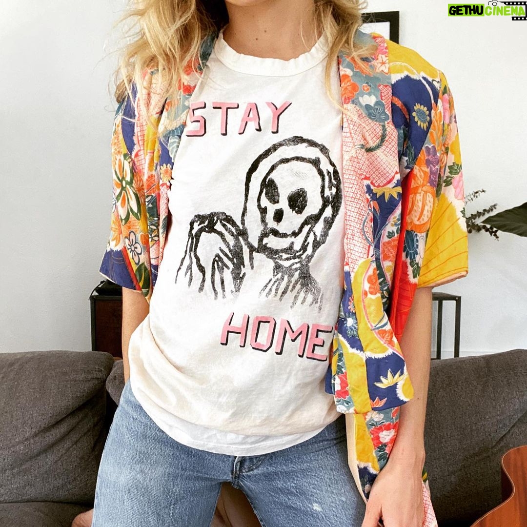 Lindsey Gort - 647 Likes - who do you stay home for? i stay home for my family, my husband, my friends, for all of you. stay the fuck home. #day14