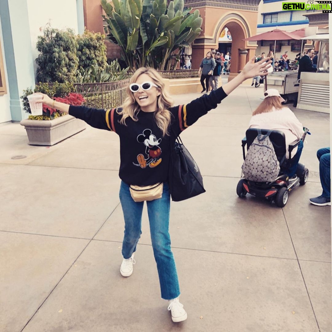 Lindsey Gort - 1.2K Likes - happiest place on earth, except for Goofy, who i had to stalk for a block to get a picture with him. sheesh.