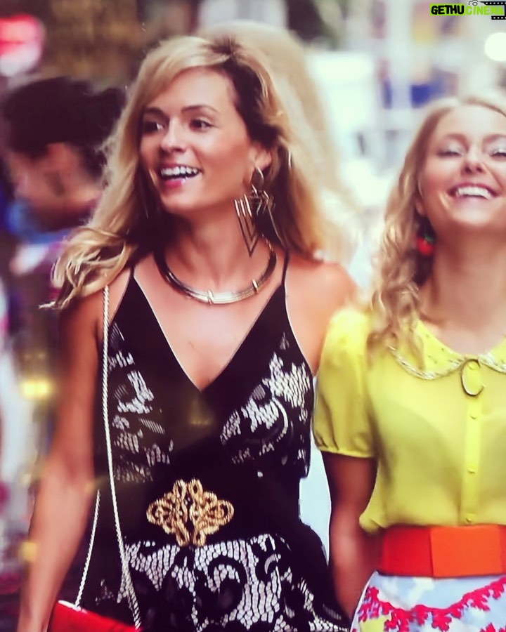 Lindsey Gort - 3.1K Likes - warning: you only have until Oct 25 to watch The Carrie Diaries on Netflix. like Carrie said, sometimes you have to let a really important piece go, to hold on to something else (in netflix’ case, another cooking series 🤷🏼♀️) ❤️#thecarriediaries #samanthajones