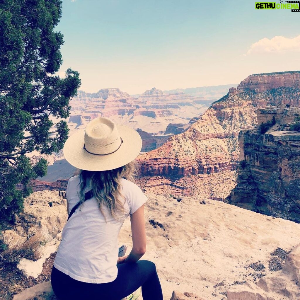 Lindsey Gort Instagram - i had a grand time celebrating my sisters grand-uation at the grand canyon this weekend. i can’t believe this was my first time seeing it (and i am FROM arizona!) but it’s not gonna be my last: i am already planning my weeklong hike and raft trip for my birthday next year. if you haven’t been, go! it’s truly a magical place. 🙌🏻 🚣🏼‍♀️🧗🏼‍♀️🏜 #photodump