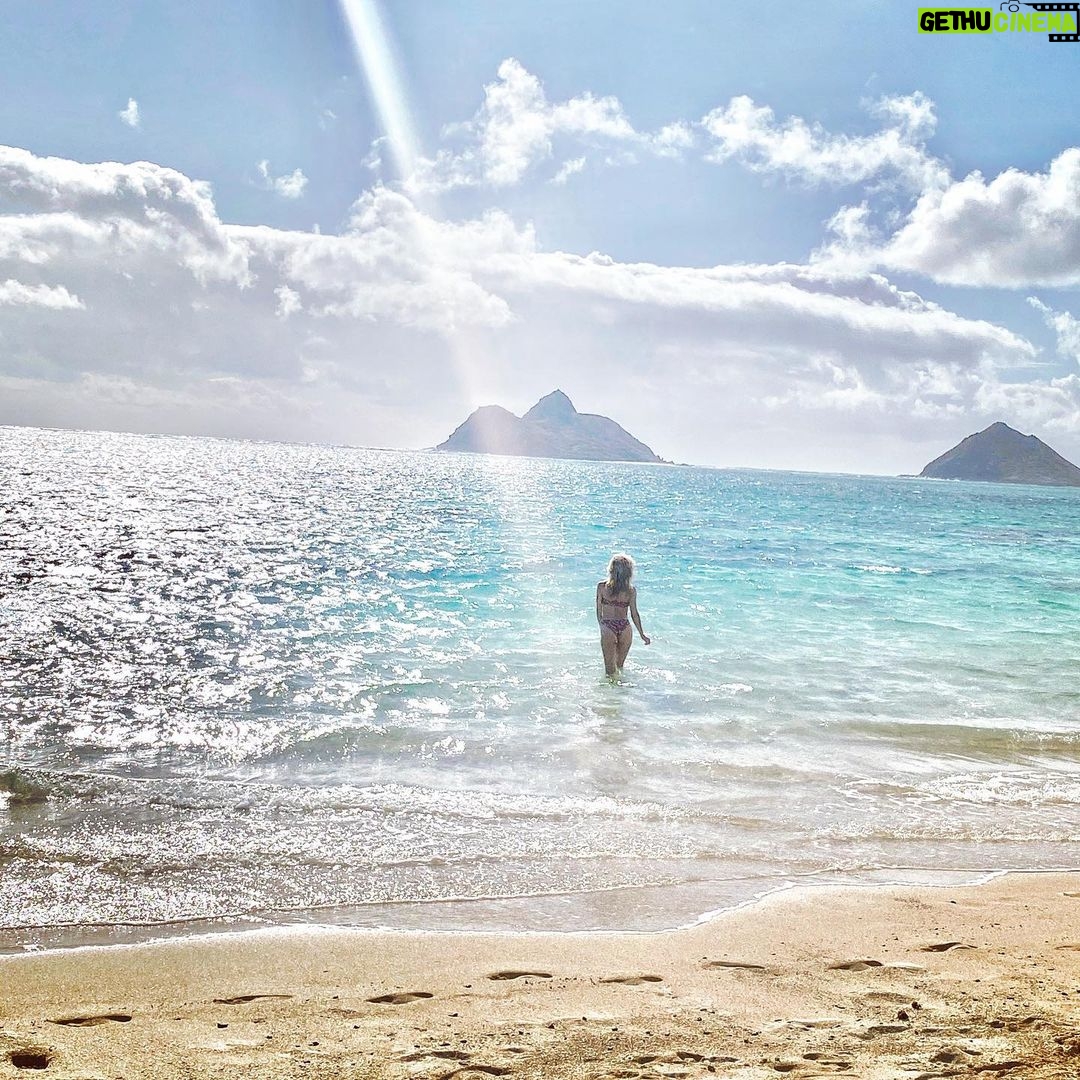 Lindsey Gort - 1.5K Likes - a hawaii haiku:
🌺 a week’s not enough
so until we meet again
mahalo nui 🌺