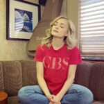 Lindsey Gort Instagram - meditating in gratitude cuz that’s a wrap for me on @allrisecbs Season 2 😭 i can’t explain fully how this show has affected me. we all banded together and vowed to keep each other safe as we went back to work during the scariest months of a global pandemic. we were each other’s security blankets and family, especially when most of us haven’t been able to see our family in months. AND we have been able to tell important, somewhat controversial stories on network television, to an audience who might not always find a show like ours. thank you to @cbstv @warnerbrostv for believing in us and being brave enough to let us tell these important, timely stories. thank you to all the WRITERS who have worked their butts off, our producers, our showrunner, cast, crew and our wonderful covid nurses for showing up and showing out. i don’t like goodbyes so it’s just a “see you season 3” 🤞🏻🤞🏻🤞🏻 #allrise #allrisecbs Warner Bros. Entertainment