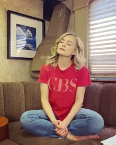 Lindsey Gort Instagram - meditating in gratitude cuz that’s a wrap for me on @allrisecbs Season 2 😭 i can’t explain fully how this show has affected me. we all banded together and vowed to keep each other safe as we went back to work during the scariest months of a global pandemic. we were each other’s security blankets and family, especially when most of us haven’t been able to see our family in months. AND we have been able to tell important, somewhat controversial stories on network television, to an audience who might not always find a show like ours. thank you to @cbstv @warnerbrostv for believing in us and being brave enough to let us tell these important, timely stories. thank you to all the WRITERS who have worked their butts off, our producers, our showrunner, cast, crew and our wonderful covid nurses for showing up and showing out. i don’t like goodbyes so it’s just a “see you season 3” 🤞🏻🤞🏻🤞🏻 #allrise #allrisecbs Warner Bros. Entertainment