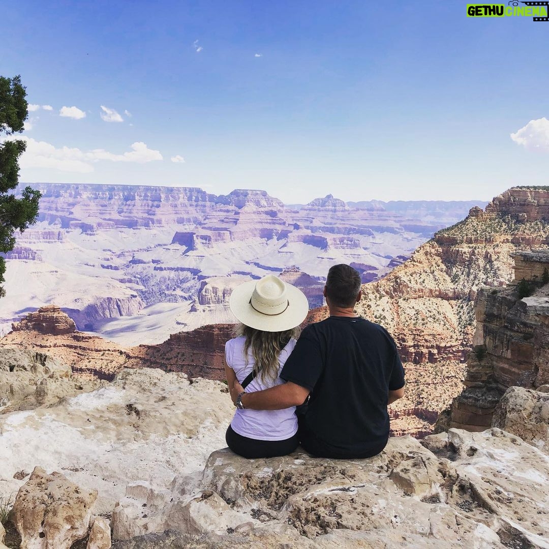 Lindsey Gort - 1.3K Likes - i had a grand time celebrating my sisters grand-uation at the grand canyon this weekend. i can’t believe this was my first time seeing it (and i am FROM arizona!) but it’s not gonna be my last: i am already planning my weeklong hike and raft trip for my birthday next year. if you haven’t been, go! it’s truly a magical place. 🙌🏻 🚣🏼♀️🧗🏼♀️🏜 #photodump