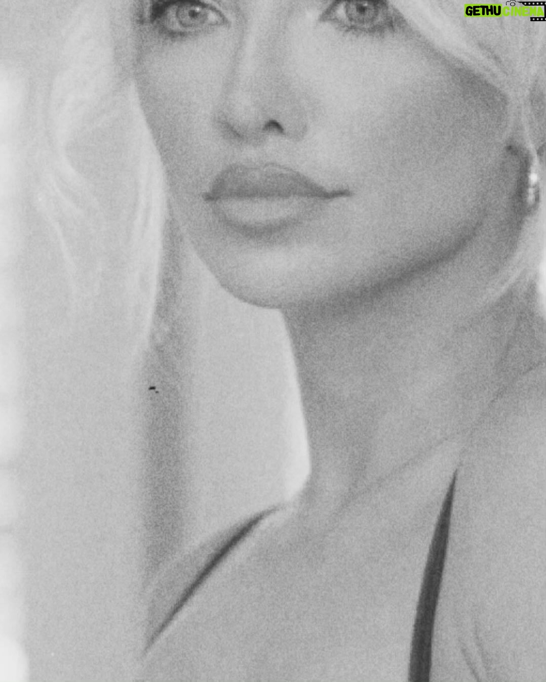 Lindsey Pelas Instagram - A little bit of glamour and a little bit of gritโฆ ๐๐ Inside my glam room by @sarahwestinteriors styled with gorgeously gifted @mariemur photo @christiaanmikey #interiordesign