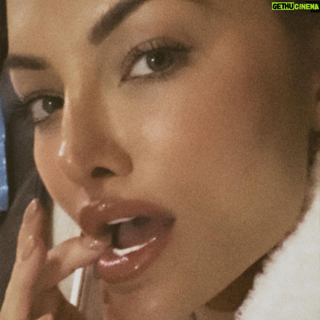 Lindsey Pelas Instagram - ομορφιά Seriphos