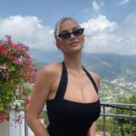 Lindsey Pelas Instagram – πΆ When she walks, she’s like a samba
That swings so cool and sways so gently
That when she passes…
Each one she passes goes ahhhhh πΆ Ravello e Amalfi