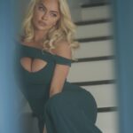 Lindsey Pelas Instagram - Merry Christmas and Happy Holidays! I am so grateful for so much.... Swipe right to see my favorite elf. 💋⁣ ⁣ photo @christiaan_mikey