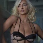 Lindsey Pelas Instagram - Stars shining bright above you⁣ Night breezes seem to whisper "I love you"⁣ Birds singing in the sycamore tree⁣ Dream a little dream of me ⭐️ ⁣ ⁣ (We were glamming in my kitchen and @christiaan_mikey smartly snapped a bts of us taking pics with our phones and these turned out to be some of the coolest photos I've ever done. It's always when you aren't trying) ✨💞 hair @peterhairbh glam @karissamarie.beauty ⁣ Hollywood, California