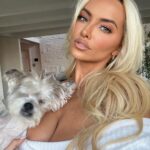 Lindsey Pelas Instagram - a warm November good morning to you 🌹