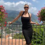 Lindsey Pelas Instagram – 🎶 When she walks, she’s like a samba
That swings so cool and sways so gently
That when she passes…
Each one she passes goes ahhhhh 🎶 Ravello e Amalfi