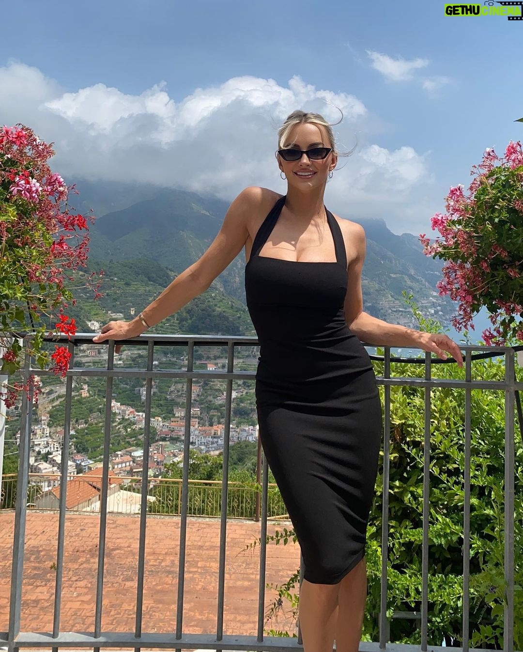 Lindsey Pelas Instagram - 🎶 When she walks, she's like a samba That swings so cool and sways so gently That when she passes... Each one she passes goes ahhhhh 🎶 Ravello e Amalfi