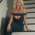 Lindsey Pelas Instagram - Merry Christmas and Happy Holidays! I am so grateful for so much.... Swipe right to see my favorite elf. 💋⁣ ⁣ photo @christiaan_mikey