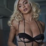 Lindsey Pelas Instagram - Stars shining bright above you⁣ Night breezes seem to whisper "I love you"⁣ Birds singing in the sycamore tree⁣ Dream a little dream of me ⭐️ ⁣ ⁣ (We were glamming in my kitchen and @christiaan_mikey smartly snapped a bts of us taking pics with our phones and these turned out to be some of the coolest photos I've ever done. It's always when you aren't trying) ✨💞 hair @peterhairbh glam @karissamarie.beauty ⁣ Hollywood, California