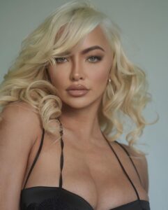 Lindsey Pelas Instagram - Stars shining bright above you⁣ Night breezes seem to whisper 