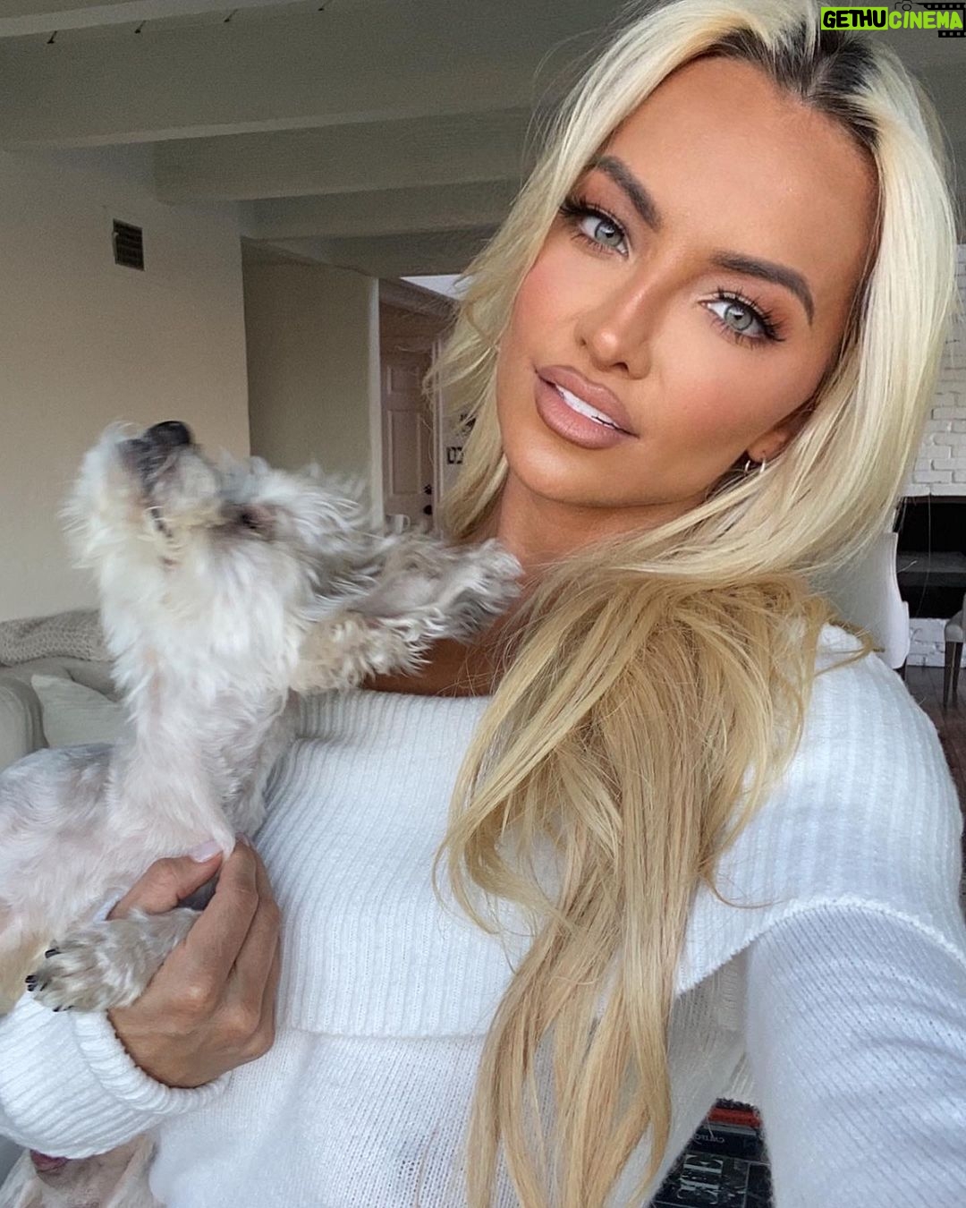 Lindsey Pelas Instagram - a warm November good morning to you 🌹