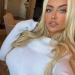 Lindsey Pelas Instagram - a warm November good morning to you 🌹